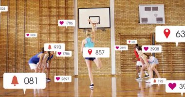 Spor salonunda basketbol çalışıyor, oyuncular sosyal medya bildirimleri için animasyon kullanıyor. Takım çalışması, spor salonu, dijital, spor, yaratıcılık, egzersiz