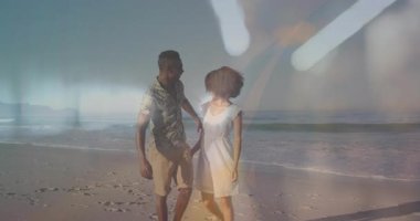Sahilde yürümek, soyut ışık yansımaları olan bir çift, animasyon yaratmak. Romantik, tatil, yaz tatili, gezinti