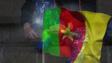 Kamerun bayrağı kaplamalı akıllı telefon kullanmak, dijital bağlantıyı sembolize eden kişi. teknoloji, iletişim, ağ, yenilik, mobil