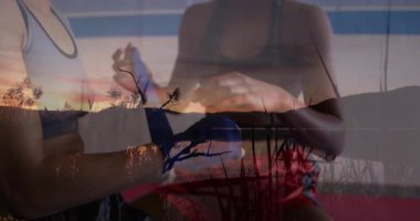 Egzersiz yapan kadınlar günbatımı manzarası ve siluetli ağaçların animasyonuyla örtüşüyor. Fitness, doğa, sağlık, meditasyon, sükunet, farkındalık