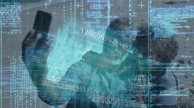 Sanal arayüzle etkileşen insanlar üzerinde dijital veri ve kodlama animasyonu. Teknoloji, yenilik, etkileşim, gelecek, ağ, analiz