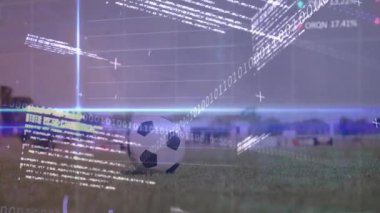 Dijital veri ve ikili kodla sahadaki futbolcu animasyonu örtüyor. Spor, atlet, teknoloji, veri analizi