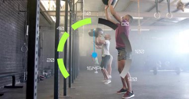 Spor salonunda egzersiz, hız göstergesi animasyonu olan insanlar performans ölçümleri gösteriyor. Fitness, egzersiz, egzersiz, sağlık, teknoloji