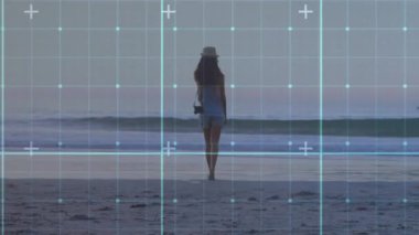 Sahilde yürümek, kadının dijital şebeke animasyonu ile etkileşimi. Teknoloji, fütüristik, yenilik, sanal, etkileşim, açık hava
