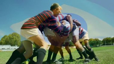Sahada, rugby oyuncuları bayrak kaplama sahnesinin animasyonuyla hareket halindeler. Spor, takım çalışması, rekabet, sporcular, dinamik, adrenalin
