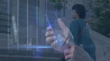 Şehir ortamında dijital arayüzlü akıllı telefon kullanmak, animasyonu keşfetmek. Teknoloji, bağlantı, şehir manzarası, yenilik, etkileşim, aygıt