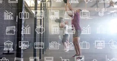 Spor salonunda egzersiz yapan, veri analiz simgeleriyle animasyon kullanan insanlar. Fitness, teknoloji, yenilik, egzersiz, dijital