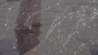 İp üzerinde dengelenen kişi ile bağlantı ağı animasyon örtüsü. Denge, risk, dijital, teknoloji, meydan okuma