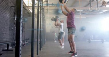 Spor salonunda dijital veri ve grafiklerle egzersiz yapan insanlar animasyonu örtüyor. Fitness, egzersiz, teknoloji, analitik, sağlık, yenilik