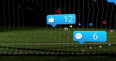 Sahada top oynamak, sosyal medya bildirimleriyle futbol oynamak. spor, dijital, teknoloji, atlet, futbol, etkileşim