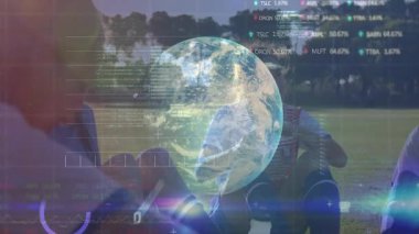 Açık havada teknolojiyle çalışan insanlar üzerinde küresel veri işleme animasyonu. uzak çalışma, dijital, yenilik, bağlantı, iletişim, işbirliği