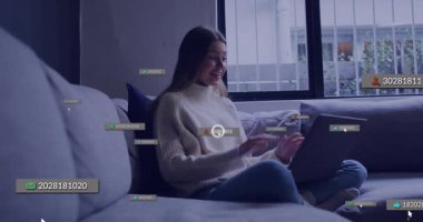 Kanepede, canlı bildirimler ve mesajlarla çevrili, heyecanlı hisseden biri. Teknoloji, dijital, bağlantı, çevrimiçi, çoklu görev, iletişim