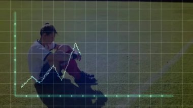 Sahada oturmuş, futbolcu arka planda dalgalanan grafik animasyonunu analiz ediyor. Spor, analitik, teknoloji, istatistik, atlet, performans