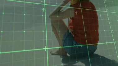 Sahilde oturan, yeşil şebekeyi gözlemleyen kişi animasyon etkisiyle örtüşüyor. Artırılmış, gerçeklik, teknoloji, yenilik, dijital, etkileşimli