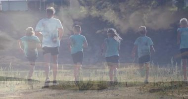 Açık havada koşmak, güneşli, çimenli bir alanda yetişkinlerle birlikte bir grup çocuk, animasyon. faaliyet, animasyon, gün ışığı