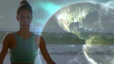 Huzurlu okyanus arka planında ışıldayan Dünya animasyonuyla meditasyon yapan bir kadın. Meditasyon, sükunet, maneviyat, doğa, kozmik, barış