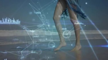 Okyanus dalgaları yakınında sahilde yürüyen birinin dijital ağ animasyonu. Teknoloji, bağlantı, sanal, geleceksel, yenilik, deniz kenarı