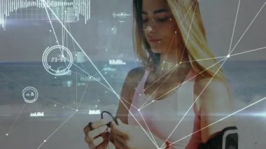 Plaj arka planında veri işleme animasyonu olan müzik dinleyen bir kadın. Teknoloji, rahatlama, dijital, boş zaman, kulaklık, yaz