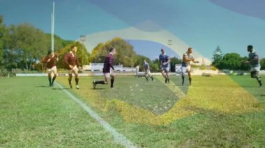 Rugby oyuncuları Brezilya bayrağı animasyonlarıyla sahada koşuyorlar. Spor, sporcular, takım çalışması, rekabet, dinamik, açık hava