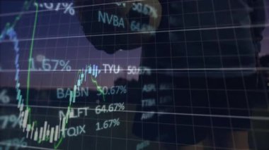 Finansal eğilimleri analiz etmek, iş adamlarının borsa grafikleriyle animasyon kullanması. Maliye, borsa, yatırım, analitik, ekonomi, tahmin