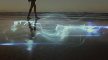 Kumsalda yürümek, kumda parlayan ışık desenlerini gözlemleyen biri. Doğa, teknoloji, gelecek, yenilik, yaratıcılık, deniz kenarı