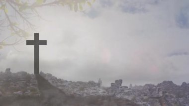 Kayalık arazi ve bulutlu gökyüzü üzerinde haç işareti olan insan silueti. maneviyat, inanç, doğa, bulutlar, din, ilham verici