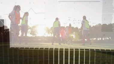 Çimenlik alanı üzerinde veri analizi animasyonuyla gençlik futbol antrenmanı. Spor, teknoloji, eğitim, takım çalışması, strateji, performans