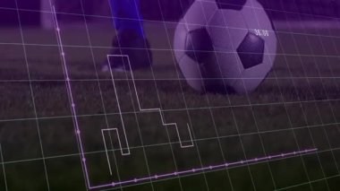 Sahada futbol topunu tekmelemek, veri grafiği kaplaması animasyonu ile oyuncu. Spor, teknoloji, veri analizi, performans, atlet, yarışma
