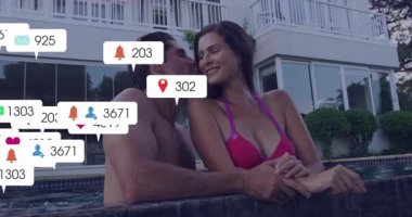 Animasyonda, etrafında sosyal medya simgeleri olan bir çift havuzda yüzüyor. dijital, iletişim, etkileşim, teknoloji, rahatlık