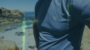 Plajda, yaşlı bir adam dijital finansal veri görselleştirmesi için animasyon kullanıyor. Teknoloji, finans, son sınıf, yenilik, analitik, grafik