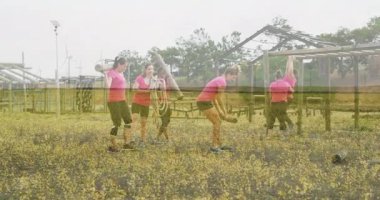 Kütük ve iplerle egzersiz yapan, açık hava engelli parkurunda pembe tişörtlü kadınlar. Fitness, takım oluşturma, macera, açık hava, takım çalışması, güç