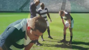 Sahada, rugby oyuncuları çizgi çizgili formalar giyip animasyon antrenmanından sonra dinleniyorlardı. Sporcular, spor, takım çalışması, egzersiz, mola, iyileşme