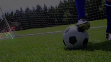 Sahada futbol topunu kontrol etmek, veri grafiğinin animasyonunu yapan oyuncu. Spor, analitik, teknoloji, atlet, performans, hareket yakalama