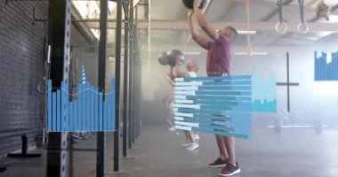 İlaç topuyla egzersiz yapan bir adam, spor salonu sahnesinde mavi çizelge animasyonu. Fitness, egzersiz, egzersiz, güç, eğitim, sağlık