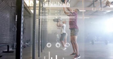 Spor salonunda, grafikleri gösteren veri analizlerinin animasyonuyla egzersiz yapıyordum. Fitness, teknoloji, egzersiz, dijital, performans, istatistik