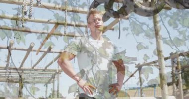 Engel parkurunda alnını yapraklarla silen bir adam. Sporcu, antrenman, egzersiz, meydan okuma, dayanıklılık, fitness