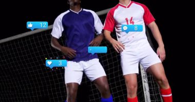 Top sektirme, sosyal medya simgelerinin animasyonuyla oynayan futbolcular. spor, takım çalışması, rekabet, dijital, sosyal ağlar, etkileşim