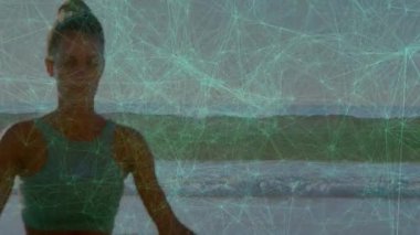 Arka planda dijital ağ animasyonu olan sahilde meditasyon yapan bir kadın. Meditasyon, rahatlama, teknoloji, huzur, sükunet, farkındalık