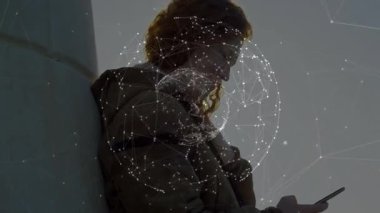 Akıllı telefon kullanan, okuldaki dijital ağ animasyonlarıyla etkileşime giren bir kadın. Teknoloji, bağlantı, iletişim, etkileşim