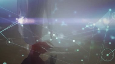 Okul ortamında soyut arka planda parlayan ağ bağlantılarının animasyonu. Teknoloji, bağlantı, eğitim, dijital, geleceksel, yenilik