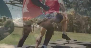 Lastikler üzerinde egzersiz yapan, bulut animasyonu olan insanlar açık hava ortamında yüzüyorlar. Fitness, egzersiz, egzersiz, işbirliği, yaratıcı, dinamik