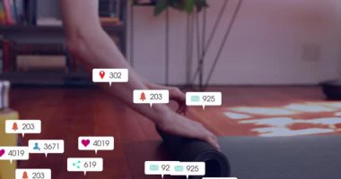 Oturma odasında yoga minderi ve su şişesi üzerine sosyal medya animasyonları. Sağlık, fitness, teknoloji, ev, egzersiz, dijital