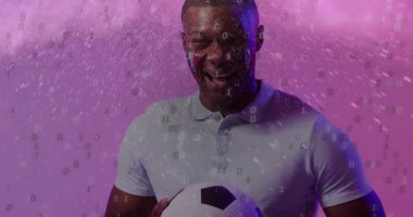 Pembe arka planda ikili kod animasyonu ve odak noktasında gülümseyen adam. Teknoloji, dijital, fütüristik, sanal, siber uzay, hesaplama