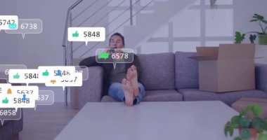 Kanepede dinlenen, sosyal medya tebliğlerinin animasyonunu yapan bir kadın. Teknoloji, iletişim, dijital, akıllı telefon, bağlantı, internet