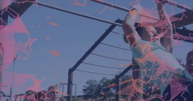 Renkli geometrik animasyon kaplamalı maymun parmaklıklarında oynayan çocuklar. Oyun alanı, macera, eğlence, çocukluk, tırmanma, etkinlik