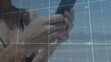 Sahilde akıllı telefon kullanmak, ekrandaki animasyonu şebeke ile kaplayan kişi. Teknoloji, dijital, yaz, etkileşimli