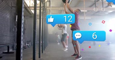 Spor salonunda spor yapan insanlar sosyal medya bilgilendirmeleriyle animasyon örtüşüyor. Fitness, egzersiz, teknoloji, bağlantı, sağlık, iletişim