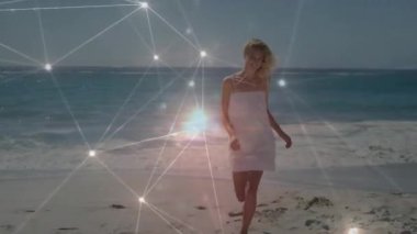 Sahilde gülümseyen bir kadın. Parlayan ağ bağlantıları animasyonu gölgeliyor. Teknoloji, dijital, yenilik, tatil, bağlantı, tatil