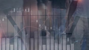 Şehir ortamında yürüyen insanları kapsayan finansal veri tablolarının animasyonu. Maliye, ekonomi, istatistik, analitik, iş, şehir