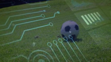 Dijital devre animasyon ile çimenlik alanda futbol topunu tekmelemek. teknoloji, spor, yenilik, takım çalışması, rekabet, dinamik